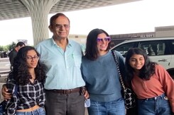 Sushmita Sen Arrives With Her Daughters - Reene And Alisah At The Airport Sushmita Sen Arrives With Her Daughters - Reene And Alisah At The Airport