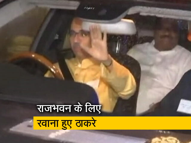 खुद गाड़ी ड्राइव कर इस्तीफा देने राजभवन पहुंचे उद्धव ठाकरे