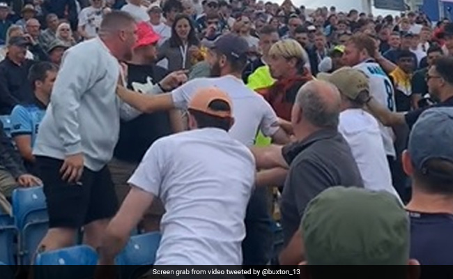 ENG VS NZ: अंग्रेज भी कम नहीं, इंग्लिश दर्शकों के बीच खूब चले लात-घूंसे, मैच के दौरान एक दूसरे से भिड़े- Video