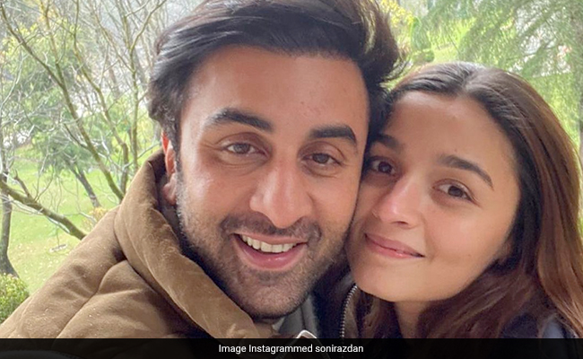 सोनी राजदान ने शेयर की बेटी-दामाद की थ्रोबैक फोटोज, बोलीं- भगवान करे आपका... सोनी राजदान ने शेयर की बेटी-दामाद की थ्रोबैक फोटोज, बोलीं- भगवान करे आपका...