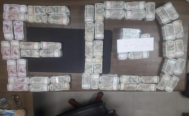 दिल्ली सरकार के मंत्री सत्येंद्र जैन के सहयोगियों के घर छापेमारी में मिला करोड़ों का कैश