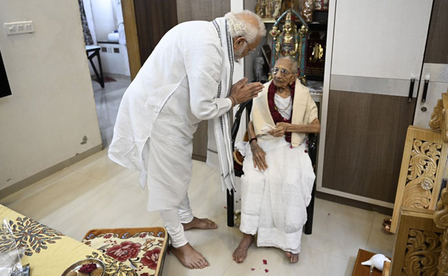 VIDEO : "मां, ये सिर्फ एक शब्द नहीं है"- मां हीराबेन के जन्&zwj;मदिन पर मिलने पहुंचे PM मोदी