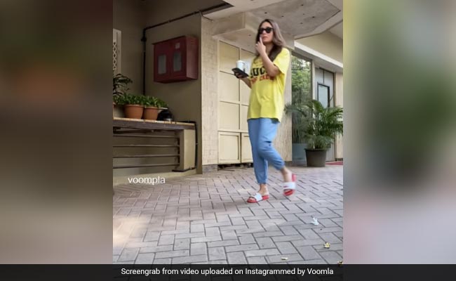 20-30 हजार की नहीं बल्कि इतनी महंगी टी-शर्ट पहनकर घर से बाहर निकलीं करीना कपूर, देखकर फैंस बोले- 'इतनी तो मेरी पूरी सैलरी है'