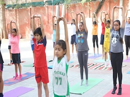 Yoga Asana For Kids: स्कूलों में मनाया गया योग दिवस, बच्चों ने किया योग, जानें बच्चों को फिट और हेल्दी रखने के लिए 4 सबसे सरल और कारगर योग आसन Yoga Asana For Kids: स्कूलों में मनाया गया योग दिवस, बच्चों ने किया योग, जानें बच्चों को फिट और हेल्दी रखने के लिए 4 सबसे सरल और कारगर योग आसन