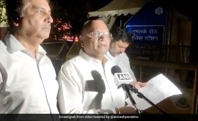 कांग्रेस नेताओं ने पार्टी मुख्यालय में दिल्ली पुलिस की कार्रवाई के खिलाफ दर्ज कराई शिकायत, बदसलूकी का लगाया आरोप