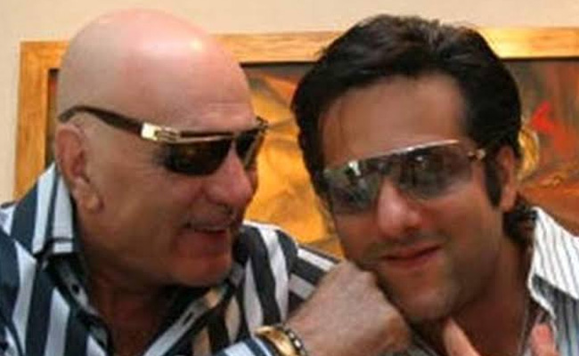 फरदीन खान ने किया खुलासा, पापा फिरोज खान कॉलेज के दिनों में नहीं देते थे पैसे तो वेटर बन कर किया काम