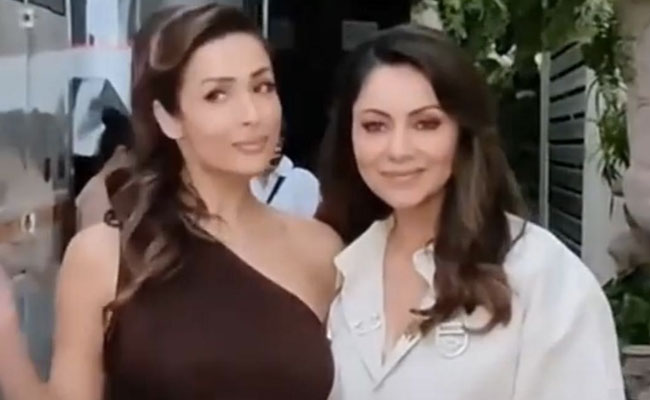 लंबे समय बाद मलाइका अरोड़ा और गौरी खान की हुई मुलाकात, पैपराजी को दोनों ने यूं दिए पोज, लोग बोले- BFF फॉरएवर