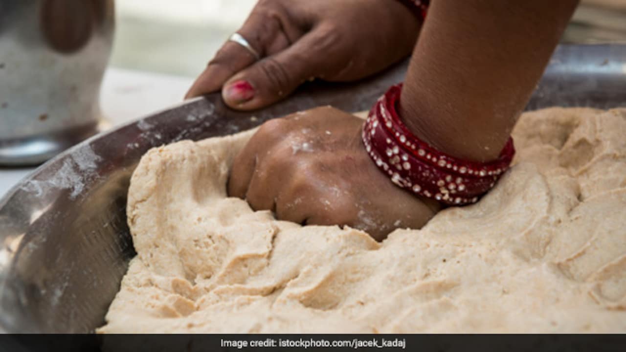 आटे में कितना पानी डालना चाहिए?