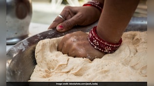 रूई जैसी मुलायम बनेंगी रोटियां, बस आटा गूंथते समय इस तरह से मिला दें पानी, फिर देखें कमाल