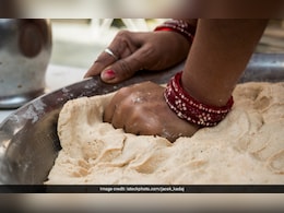 आटे में 1-1 चुटकी मिला दें ये 2 चीजें, रूई जैसी मुलायम बनेंगी रोटी हर कोई करेगा तारीफ आटे में 1-1 चुटकी मिला दें ये 2 चीजें, रूई जैसी मुलायम बनेंगी रोटी हर कोई करेगा तारीफ