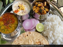 थाली में परोसी रोटी या चावल में से पहले क्या खाना रहेगा फायदेमंद, जान ही लीजिए खाने का वह सही तरीका थाली में परोसी रोटी या चावल में से पहले क्या खाना रहेगा फायदेमंद, जान ही लीजिए खाने का वह सही तरीका