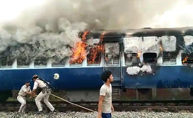 Agnipath Scheme: UP में विरोध प्रदर्शन के दौरान ट्रेन में लगाई आग, बसों में तोड़फोड़, पुलिस ने किया लाठीचार्ज