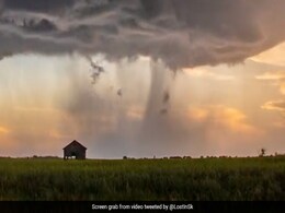 Viral Video Shows Spectacular Supercell Thunderstorm Sweeping Over Canada Town Viral Video Shows Spectacular Supercell Thunderstorm Sweeping Over Canada Town