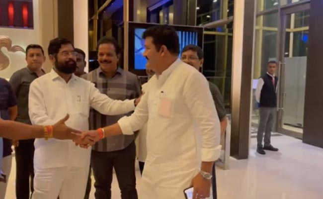 शिवसेना के एकनाथ शिंदे गुट ने सुप्रीम कोर्ट  में दाखिल याचिका में उठाए 5 बड़े सवाल