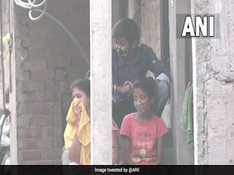 भलस्वा की आग ने किया सांस लेना दूभर: दिल्ली में कूड़े के पहाड़ बना रहे बीमार, प्रदूषण से 9 साल घटी उम्र भलस्वा की आग ने किया सांस लेना दूभर: दिल्ली में कूड़े के पहाड़ बना रहे बीमार, प्रदूषण से 9 साल घटी उम्र