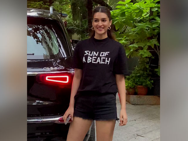 Kriti Sanon's OOTD Is Black