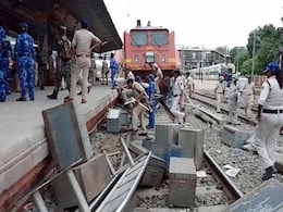 'अग्निपथ' पर बवाल : 12 ट्रेनें जलाई, BJP दफ्तरों को बनाया निशाना, तेलंगाना में 1 की मौत 'अग्निपथ' पर बवाल : 12 ट्रेनें जलाई, BJP दफ्तरों को बनाया निशाना, तेलंगाना में 1 की मौत