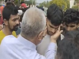 'हमारी जगह आपका बेटा होता तो क्या करते..', अधिकारी से जब प्रदर्शनकारियों ने पूछा सवाल, मिला ये जवाब 'हमारी जगह आपका बेटा होता तो क्या करते..', अधिकारी से जब प्रदर्शनकारियों ने पूछा सवाल, मिला ये जवाब