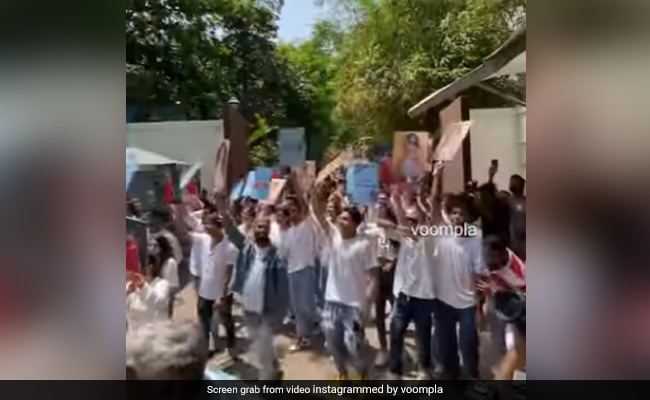 फोटो और बैनर लेकर इस एक्ट्रेस के घर के बाहर पहुंचीं लोगों की भीड़ देख हैरान हुए सब, जानें क्या है पूरा मामला