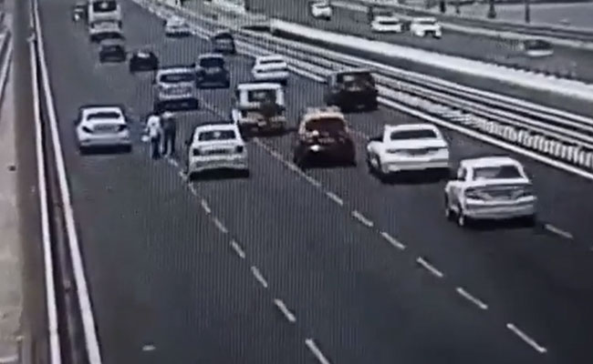 On Camera: 2 Men Stop On Mumbai Sea Link To Save Bird, Run Over By Taxi