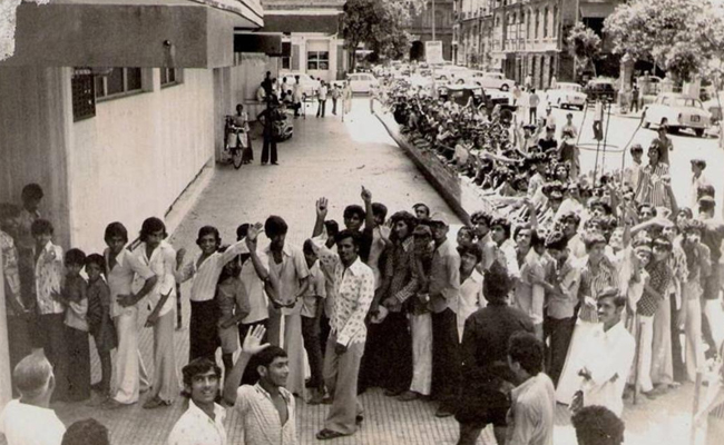 अमिताभ बच्चन ने शेयर की डॉन की एडवांस बुकिंग की फोटो, सिनेमाघर पर नजर आई कई मील तक की लंबी लाइन