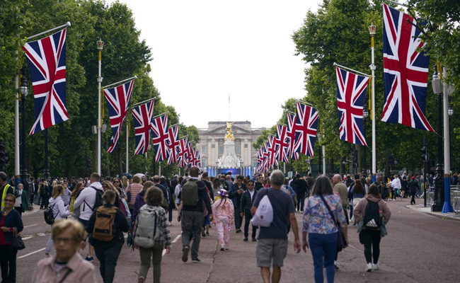 Saree Made Of Recycled Plastics To Mark Queen's Platinum Jubilee
