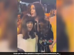 पापा अभिषेक के डांस को देख ऐश्वर्या के साथ बड़े लोगों की तरह यूं डांस करती दिखीं आराध्या बच्चन, Video हुआ वायरल  पापा अभिषेक के डांस को देख ऐश्वर्या के साथ बड़े लोगों की तरह यूं डांस करती दिखीं आराध्या बच्चन, Video हुआ वायरल