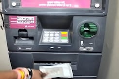 ATM In Maharashtra Dispenses 5 Times Extra Cash, Locals Rush In After News ATM In Maharashtra Dispenses 5 Times Extra Cash, Locals Rush In After News