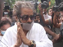 Singers Hariharan And Raghav Arrive At KK's Mumbai Residence