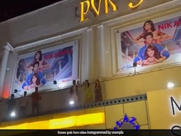 सिनेमा हॉल की छत पर चढ़ गई ये एक्ट्रेस और गाने लगी गाना, जानें फिर क्या हुआ सिनेमा हॉल की छत पर चढ़ गई ये एक्ट्रेस और गाने लगी गाना, जानें फिर क्या हुआ