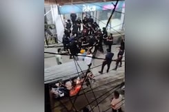 शराब की दुकान का विरोध करना महिलाओं को पड़ा भारी, बाउंसरों ने की पिटाई शराब की दुकान का विरोध करना महिलाओं को पड़ा भारी, बाउंसरों ने की पिटाई