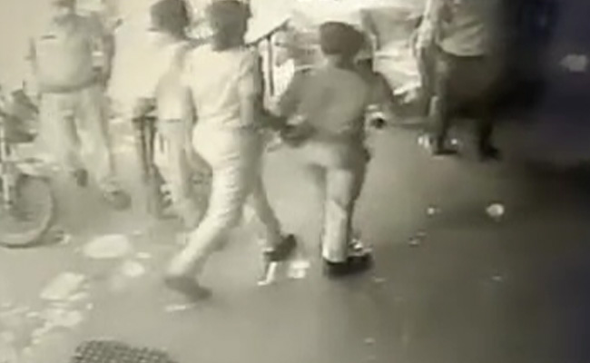 रांची हिंसा : कैमरे में कैद, भीड़ के पथराव से बचने के लिए भागती हुई नजर आई पुलिस