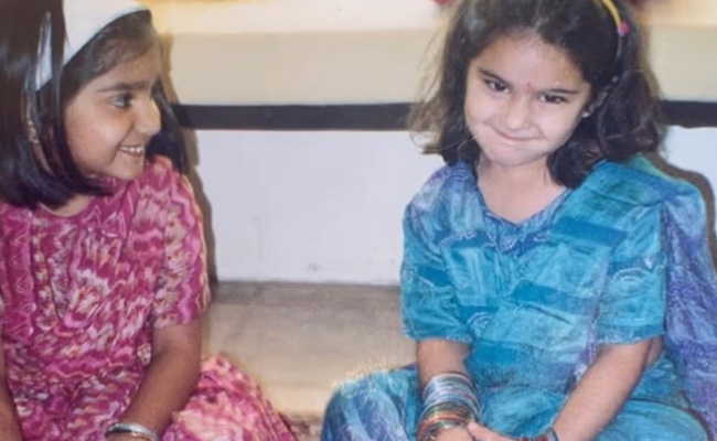 ब्लू सूट में दोस्त के साथ बैठी मुस्करा रही शर्मिली बच्ची है बॉलीवुड की बड़ी स्टार, फैंस ही बता पाएंगे नाम