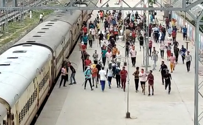 LIVE Updates: भारत बंद के कारण छावनी में तब्दील कई रेलवे स्टेशन, कई राज्‍य अलर्ट पर