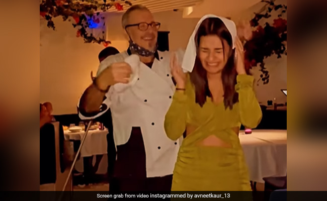 खाना खाने के बाद इंजॉय कर रही थीं अवनीत कौर, तभी शेफ उनके सिर पर तोड़ने लगा प्लेट