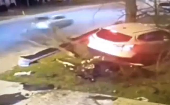 हवा में उड़ रही कार सीधे पेड़ से जा टकराई, एक्सीडेंट के इस वीडियो में कोई 'रहस्य' तो नहीं है