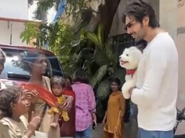 बच्चों के साथ कुछ इस अंदाज में गुफ्तगू करते नजर आएं कार्तिक आर्यन, Video हुआ वायरल तो फैन्स बोले- रियल हीरो बच्चों के साथ कुछ इस अंदाज में गुफ्तगू करते नजर आएं कार्तिक आर्यन, Video हुआ वायरल तो फैन्स बोले- रियल हीरो