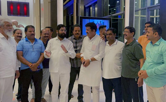 LIVE UPDATES: शिवसेना ने 4 और विधायकों को अयोग्‍य ठहराने की मांग की, याचिका पर SC में अगले हफ्ते होगी सुनवाई