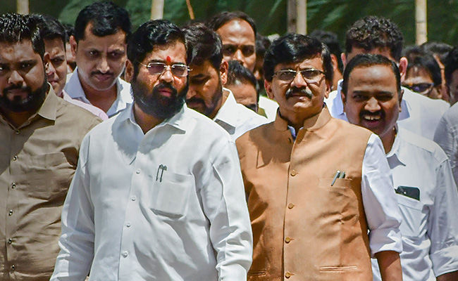 Maharashtra Crisis Live Updates : चुनाव आयोग पहुंची महाराष्ट्र की सियासी लड़ाई, 'बाला साहब' और 'शिवसेना' के नाम को लेकर विवाद