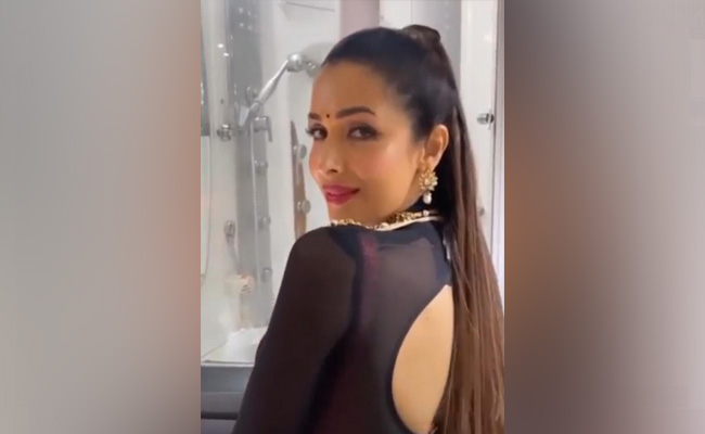 माथे पर बिंदी और रेड लिपस्टिक के साथ मलाइका अरोड़ा का वायरल हुआ देसी लुक, खूबसूरती देख फैन्स ने कहा- ड्रीम गर्ल 