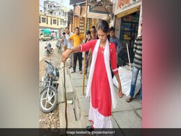दुकान में घुस गया विशाल सांप, तो महिला ने हाथ से पकड़कर निकाला बाहर, लोग देखते ही रह गए दुकान में घुस गया विशाल सांप, तो महिला ने हाथ से पकड़कर निकाला बाहर, लोग देखते ही रह गए