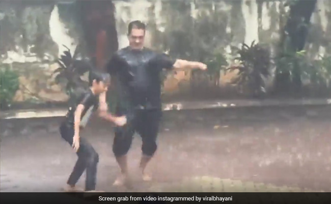 बारिश में बेटे के साथ फुटबॉल खेलते नजर आए आमिर खान, फैन्स बोले- अगर हर कोई ऐसे...