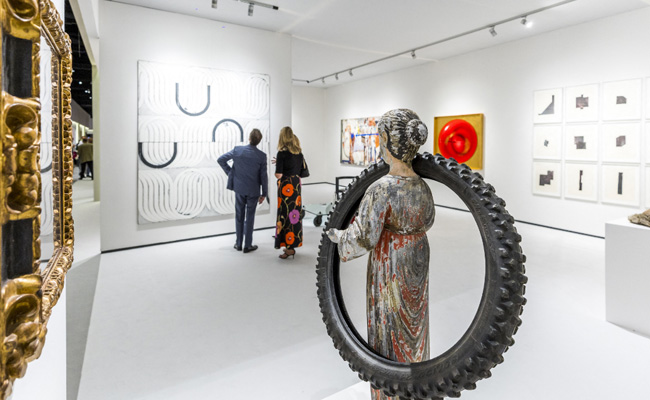 Armed With Sledgehammers, Robbers Raid Top Art Fair In Netherlands