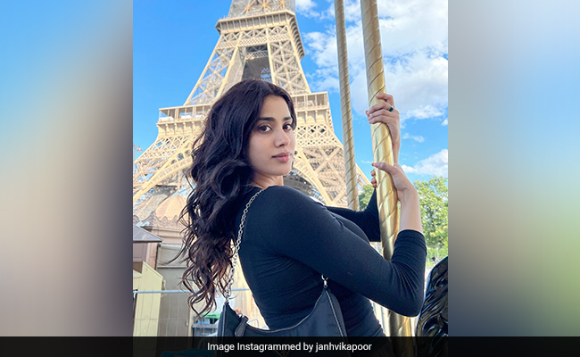 Janhvi Kapoor's Parisian Holiday Pics Are Giving Sister Anshula FOMO