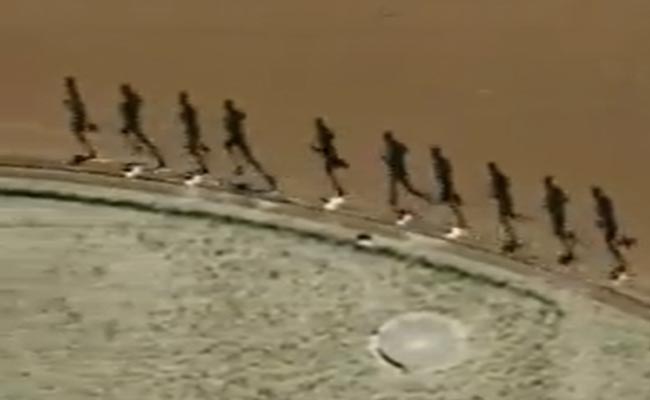 इन रनर्स का वीडियो देख चौंधिया जाएंगी आखें, इंसान से कई गुना बड़ी दिखती है परछाई