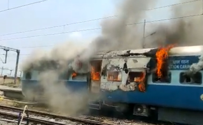 Live Updates: 'अग्निपथ योजना' के खिलाफ प्रदर्शन जारी, बिहार में जली ट्रेन; BJP विधायक पर हमला