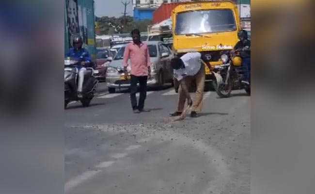 एक्सिडेंट ना हो जाए इसलिए सड़क पर मौजूद कंकड़ों की सफाई कर रहे हैं ये पुलिसकर्मी