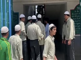 जम्मू-कश्मीर के 300 स्कूल बंद होने से हजारों छात्रों के भविष्य पर लटकी तलवार जम्मू-कश्मीर के 300 स्कूल बंद होने से हजारों छात्रों के भविष्य पर लटकी तलवार