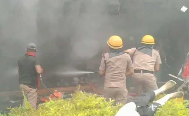 बिहार :  पटना के हथुआ मार्केट में लगी भीषण आग, कई दुकानें जलकर हुईं स्वाहा; देखें तस्वीरें