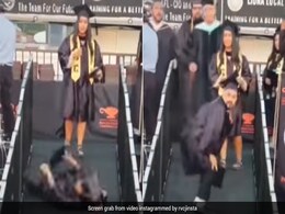 ग्रेजुएट होकर फूला नहीं समाया स्टूडेंट, हरकतें देख हंस-हंस कर हो जाएंगे लोटपोट ग्रेजुएट होकर फूला नहीं समाया स्टूडेंट, हरकतें देख हंस-हंस कर हो जाएंगे लोटपोट